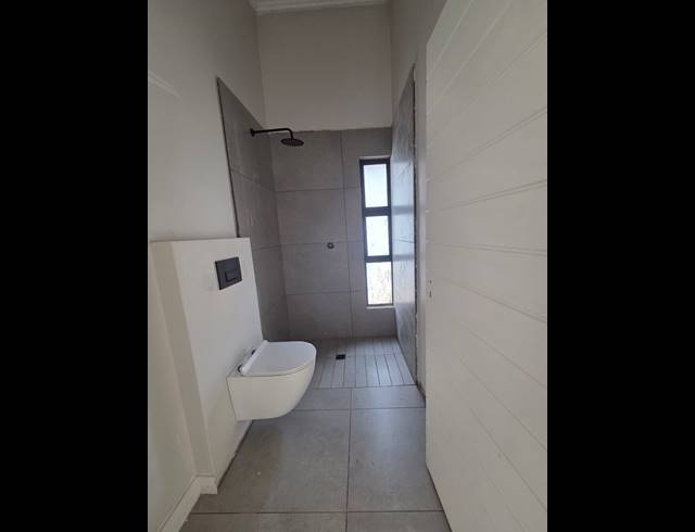 3 BEDROOM FREEHOLD FOR SALE IN PALM LAKES ESTATE